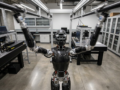 Robot humanoide balanceándose sobre barras dispersas en laboratorio de investigación