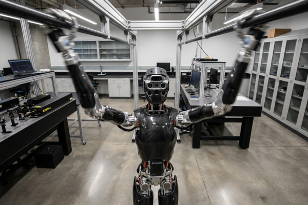 Robot humanoide balanceándose sobre barras dispersas en laboratorio de investigación